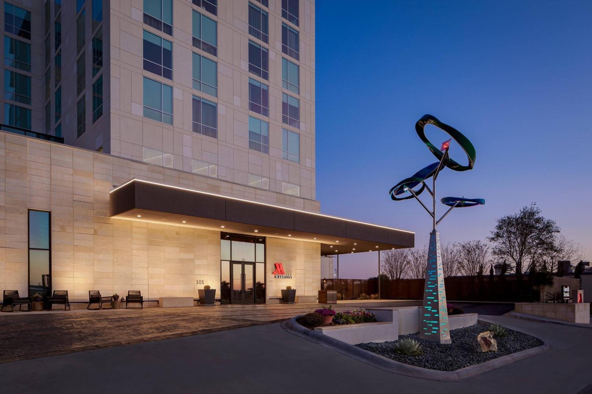 Hotel Marriott & Conference Center 4*